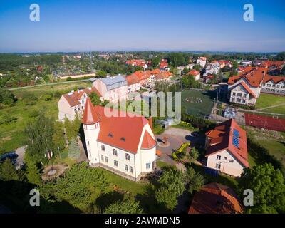 Luftbild der Stadt Wegorzewo, Polen (ehemalige Angerburg, Ostpreussen). Katholische Good Shepherd Church im Vordergrund Stockfoto