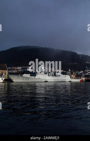 Fregatte F312 KNM Otto Sverdrup der norwegischen Fridtjof-Nansen-Klasse am Festningskaien Kai im Hafen von Bergen, Norwegen. Ein dunkler und regnerischer Wintertag. Mou Stockfoto