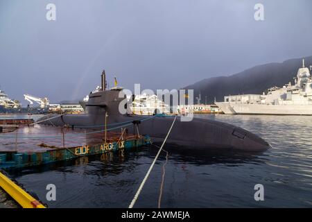 Deutsches U-Boot U34 S184 (Typ 212A) neben einem Kahn vermocht. Zwei niederländische Kriegsschiffe, Fregatten HNLMS Van Speijk F828 und HNLMS Evertsen F805, in der Po Stockfoto