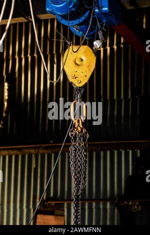 Stahlkettenhaken des elektrischen Hubwerks. Industrielle Hintergründe. Werksseitige Kranhaken Stockfoto