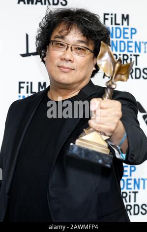 Bong Joon-ho (bester internationaler Film "Parasite") im Fotocall mit den Preisträgern der 35. Film Independent Spirit Awards 2020 im Zelt am Santa Monica Beach. Santa Monica, 8. Februar 2020. Nutzung weltweit Stockfoto