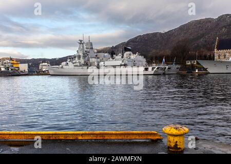 Zwei niederländische Kriegsschiffe, Fregatten HNLMS Van Speijk F828 und HNLMS Evertsen F805, am Festningskaien Kai im Hafen von Bergen, Norwegen. Ein dunkler und regnerischer Winter Stockfoto