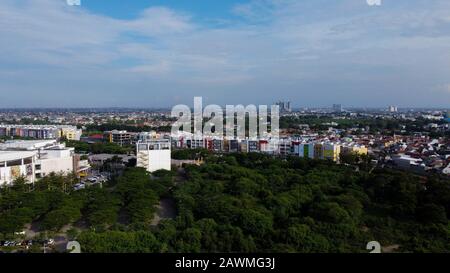 Bekasi, Westjava, Indonesien - 10. Februar 2020: Luftbild über der kreisförmigen Bekasi Autobahn in Summarecon Bekasi. Indonesien Stockfoto