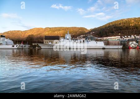 Norwegisches Kriegsschiff, Fregatte F312 KNM Otto Sverdrup vor uralten Haakonshallen. Linke Seite, zwei niederländische Fregatten, HNLMS Van Speijk F828 und HNLMS Ev Stockfoto