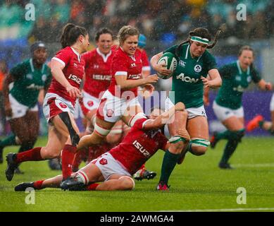 Energia Park, Dublin, Leinster, Irland. Februar 2020. International Women Rugby, Six Nations, Ireland versus Wales; Anna Caplice of Ireland wird angepackt Credit: Action Plus Sports/Alamy Live News Stockfoto