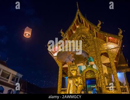 Himmellaternen im Wat Phra Singh Tempel während des Yee Peng Festivals in Chiang Mai Thailand Stockfoto