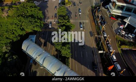 Bekasi, Westjava, Indonesien - 10. Februar 2020: Luftbild über der kreisförmigen Bekasi Autobahn in Summarecon Bekasi. Indonesien Stockfoto