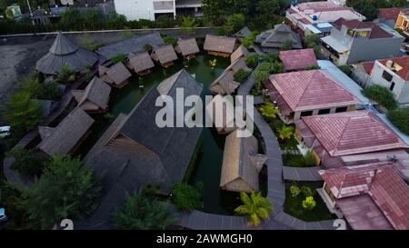 Bekasi, West Java, Indonesien - 10. Februar 2020: Skyline LUFTAUFNAHME. Wohngebiet bei Summarecon Bekasi. Eines der größten Wohnungen in beka Stockfoto