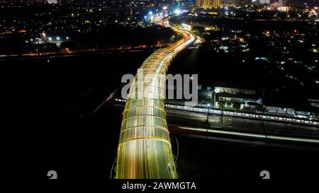 Bekasi, West Java, Indonesien - 10. Februar 2020: Leichte Wege auf der Autobahn nachts, lange Exposition abstrakter urbaner Hintergrund bei Summarecon Beka Stockfoto