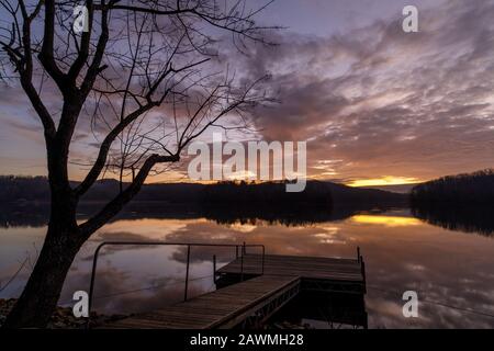 Sunrise - Lake Sidney Lanier. Wunderschöner Winteraufgang im Wahoo Creek Park. Der Wahoo Creek Park ist ein Erholungsgebiet im Norden Stockfoto