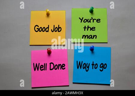 Gut gemacht, Sie sind der Mann, Gut gemacht, wie man auf eine Haftnotiz schreiben kann, die auf dem Office Desk isoliert ist Stockfoto