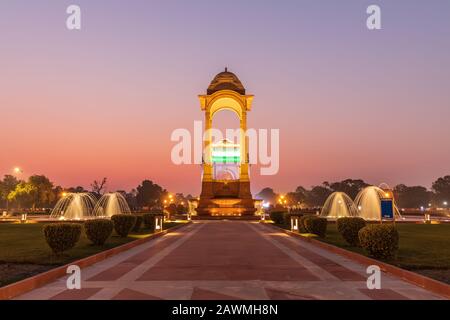 Das Vordach und das Indien-Tor in der Dämmerung, Blick vom National war Memorial, Neu-Delhi, Indien Stockfoto