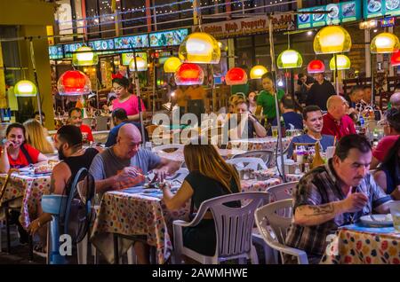 PATTAYA, THAILAND - DEC. 21, 2018: Touristen, die Pattaya Street Food am Markt genießen. Es bietet viele köstliche thailändische Curry-Gerichte zur Auswahl. Stockfoto