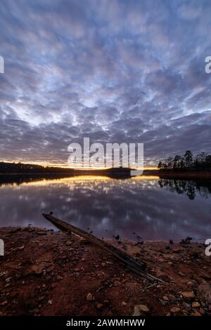 Sonnenuntergang - Lake Sidney Lanier. Ein Winteruntergang spiegelte sich auf der Wasseroberfläche bei Bolding Mill Campground wider. Bolding Mill Park liegt im Hall County, Stockfoto