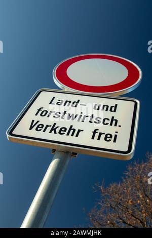 Deutsches Verkehrszeichen Agrarverkehr darf fahren, keine anderen Fahrzeuge erlaubt Stockfoto