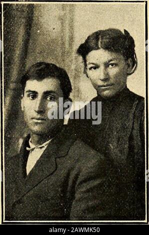 Die Croatan-Indianer von Sampson County, North Carolina: Ihre Herkunft und ihr Rassenstatus: Ein Plädoyer für separate Schulen. Enoch MANUEL, JR., UND FAMILYDismal Township, Sampson County EIN Plädoyer für Separate Schulen 65. Henry Bledsole UND EHEFRAU HANNAH, FRÜHER HANNAH WARRICK, AUS ROBESON COUNTY, Befinden Sich Heute in Dismal Township, Sampson County. Sie sind beide fairer Typ der Croatan-Indianer. Henry ist der Sohn von William J. Bledsole und dessen Frau, deren Bilder anderswo in diesem jetzt siebzigjährigen Booklet erscheinen; von H. A. Brewington, der isseventy-one Jahre alt ist; von Lucy A. Strickland, die jetzt sev-enty ist Stockfoto