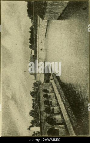 The Wise Guide to Historic places in Virginia, 1607-1907 . auf der rechten Seite befindet sich das Administration Building and PrintingOffice. Neben der Feuerwehr befindet sich das Krankenhaus. Das lange einstöckige Gebäude ist die Artillerie-Schule. Itwas hat die höhere technische Ausbildung von Offizisten der Armee in Balistik, Chemie, Elektrizität, Küstenverteidigung, Artillerie und Speziallinien in ihrem Beruf eingeführt.Die Schule wurde im Jahre 1867 unter dem Kommando von Brevet Major W. F. Berry eingerichtet. Neben der Artillerie-Schule befinden sich zwei Sätze von BachelorsQuarters, gegenüber stehen Offiziersquartiere. Der Po Stockfoto