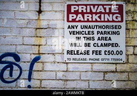 Warnschild Zum Aufspannen Des Fahrzeugs, Privater Parkplatz Stockfoto