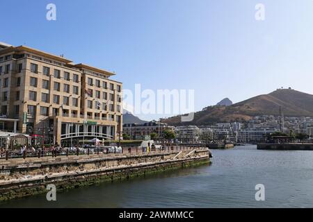 Nedbank and Chavonnes Battery, Alfred Basin, V&A (Victoria and Alfred) Waterfront, Kapstadt, Table Bay, Western Cape Province, Südafrika, Afrika Stockfoto