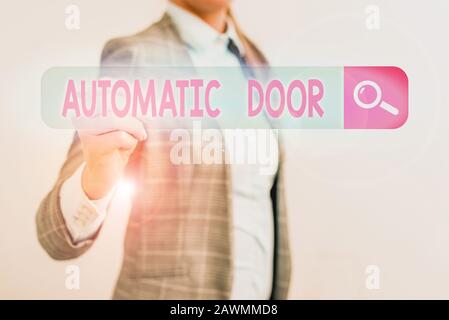 Konzeptionelles Handschreiben mit automatischer Tür. Konzeptbedeutung wird automatisch geöffnet, wenn der Ansatz der Person erfasst wird Stockfoto