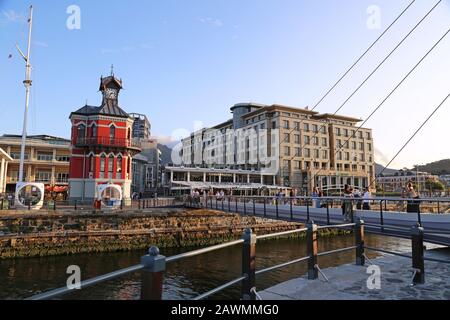 Clock Tower und Swing Bridge, V&A (Victoria und Alfred) Waterfront, Kapstadt, Table Bay, Western Cape Province, Südafrika, Afrika Stockfoto