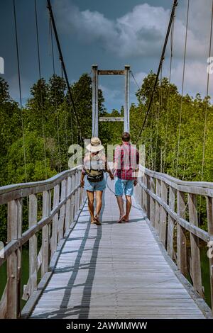 Muko Chumphon Nationalpark, Thailand, Paar, die auf Holzdeck im Park mit Bäumen und Mangroven in Chumphon Thailand spazieren Stockfoto