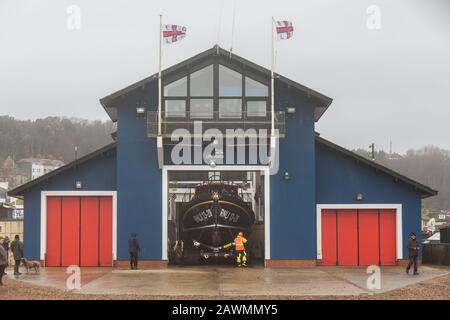 Hastings Rettungsboot im Wintersturm Ciara Stockfoto