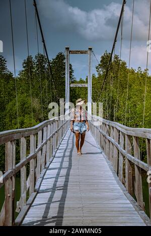 Muko Chumphon Nationalpark, Thailand, Frau, die auf Holzdeck im Park mit Bäumen und Mangroven in Chumphon Thailand spazieren geht Stockfoto