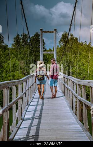 Muko Chumphon Nationalpark, Thailand, Paar, die auf Holzdeck im Park mit Bäumen und Mangroven in Chumphon Thailand spazieren Stockfoto