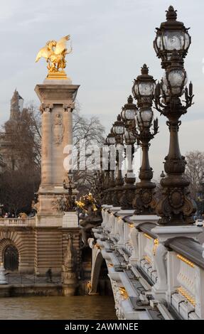 Die Lampen an der berühmten Alexander-III-Brücke. Stockfoto