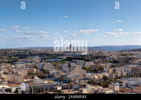 Panoramablick auf Victoria mit der Rotunda St. John Baptist-Kirche, Blick von der Zitadelle, Gozo, Malta Stockfoto