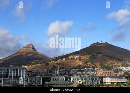 Lions Head and Signal Hill vom Cape Town Cruise Terminal, V&A Waterfront, Kapstadt, Table Bay, Western Cape Province, Südafrika, Afrika Stockfoto