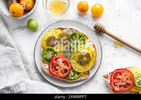 Italienische Vorspeise Friselle mit Tomaten, Käse und Thymian. Italienische Küche. Gesundes vegetarisches Essen. Schneller und einfacher Snack. Antipasti Konzept. Top vie Stockfoto