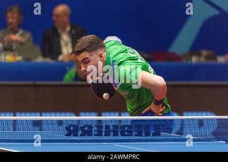 Montreux, Schweiz. Februar 2020. Lausanne, Schweiz - 2020/02/09: Darko Jorgic aus Slowenien der Ball spielt gegen Timo Boll aus Deutschland im Finale des Tischtennisturniers der Herren beim CCB Europe Top 16 Montreux 2020 (Foto von Eric Dubost/Pacific Press) Credit: Pacific Press Agency/Alamy Live News Stockfoto