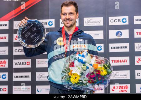 Montreux, Schweiz. Februar 2020. Lausanne, Schweiz - 2020/02/09: Timo Boll aus Deutschland erhält seine Trophäe während der Preisverleihung beim Finale des Tischtennisturniers der Herren auf dem CCB Europe Top 16 Montreux 2020 (Foto von Eric Dubost/Pacific Press) Credit: Pacific Press Agency/Alamy Live News Stockfoto