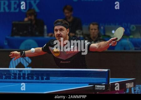 Montreux, Schweiz. Februar 2020. Lausanne, Schweiz - 2020/02/09:Timo Boll von Deutschland der Ball rückwärts gegen Darko Jorgic von Slowenien im Finale des Tischtennisturniers der Herren beim CCB Europe Top 16 Montreux 2020 (Foto von Eric Dubost/Pacific Press) Credit: Pacific Press Agency/Alamy Live News Stockfoto