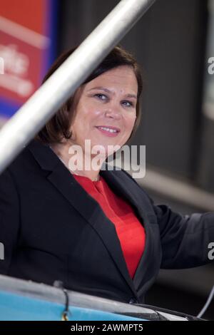 Dublin, Irland. Februar 2020. Die Vorsitzende der politischen Partei "Sinn Féin" Mary Lou McDonald im RDS-Zählzentrum Dublin für die irischen Parlamentswahlen. Kredit: Doreen Kennedy/Alamy Live News Stockfoto