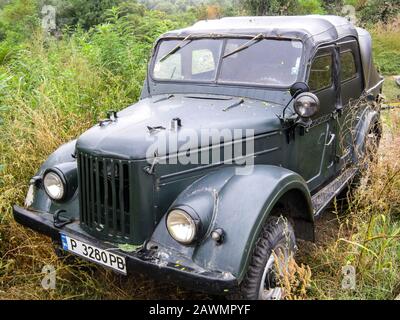 Ruse Region, Bulgarien - 02. Oktober 2011. Im Wald geparkter Vierradantriebs-Army-Truck GAZ-67 Stockfoto