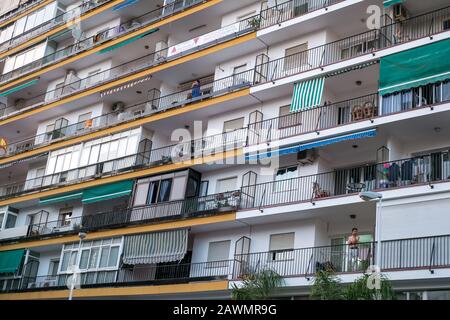 Marbella, Spanien - 30. Mai 2018. Urbanes Gebäude und Stadtleben in Marbella, Spanien Stockfoto