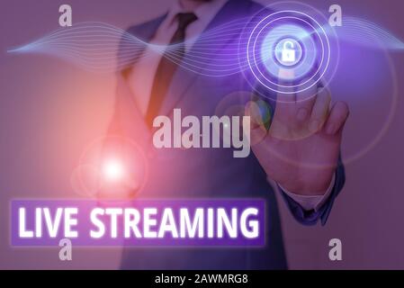 Konzeptionelles Handschreiben mit Live Streaming. Konzept bedeutet, dass Medien gleichzeitig in Echtzeit aufgezeichnet und übertragen werden Stockfoto