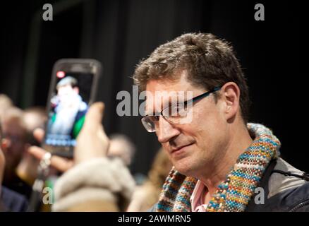 Dublin, Irland. Februar 2020. Der Vorsitzende der grünen Partei Eamon Ryan gewinnt für die irischen Parlamentswahlen den Sitz in Dublin Bay South im RDS-Zählzentrum Dublin. Kredit: Doreen Kennedy/Alamy Live News Stockfoto