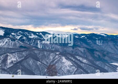 Winter in den Bergen von Cindrel, Rumänien, Magura Peak, 1304 m Stockfoto