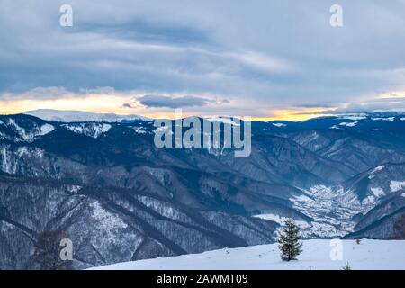 Winter in den Bergen von Cindrel, Rumänien, Magura Peak, 1304 m Stockfoto