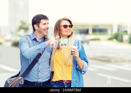 Ein glückliches junges Paar, das einen Wochenendspaziergang in der Straße der Stadt genossen hat Stockfoto