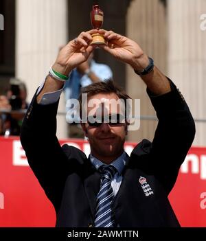 Tausende versammeln sich auf dem Trafalgar Square, London, um das England Cricket Team zu feiern und die Ashes zu gewinnen. England schlug Australien zum ersten Mal seit 1987 in einer Serie, nachdem er den letzten Test im Oval September 2005 gezogen hatte. Kapitän Michael Vaughan. Stockfoto