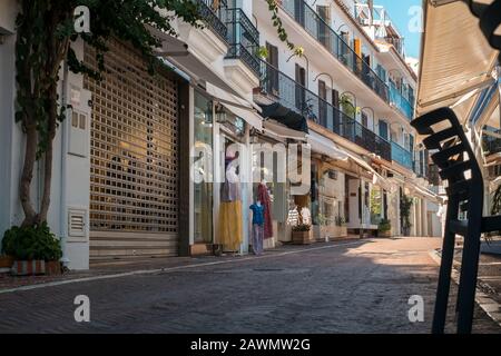 Marbella, Spanien - 26. August 2018. Typische Altstadtstraße mit spanischer Architektur in Marbella, Costa del Sol, Andalusien, Spanien, Europa Stockfoto