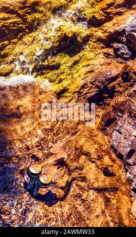 Málaga, Spanien - 12. Mai 2018. Zwei Staropramen Bier aus Aluminium können im kalten Strom abkühlen Stockfoto