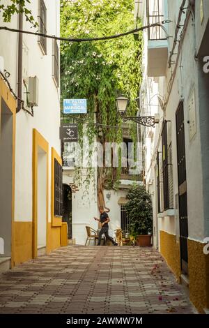 Marbella, Spanien - 26. August 2018. Typische Altstadtstraße mit spanischer Architektur in Marbella, Costa del Sol, Andalusien, Spanien, Europa Stockfoto