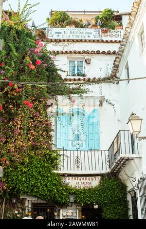 Marbella, Spanien - 26. August 2018. Typische Altstadtstraße mit spanischer Architektur in Marbella, Costa del Sol, Andalusien, Spanien, Europa Stockfoto