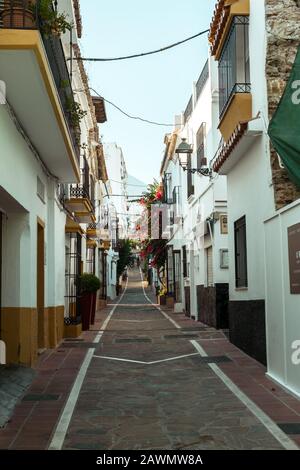 Marbella, Spanien - 26. August 2018. Typische Altstadtstraße mit spanischer Architektur in Marbella, Costa del Sol, Andalusien, Spanien, Europa Stockfoto